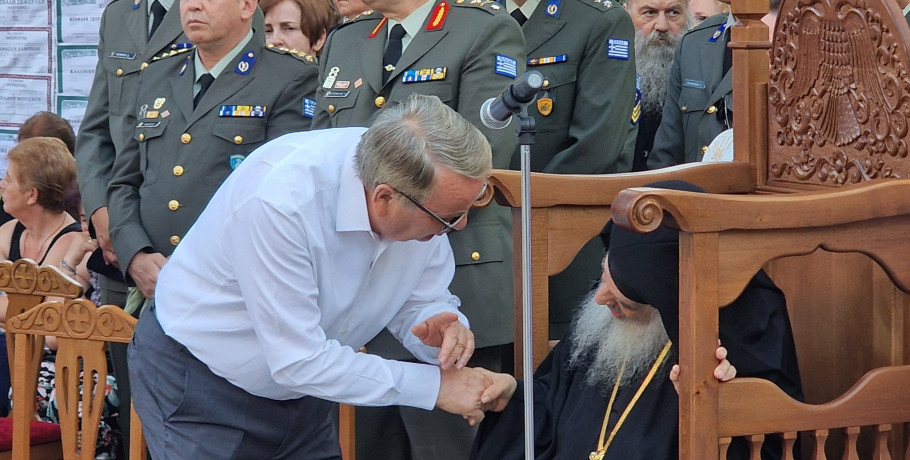 Με ευλάβεια ο Γιώργος Καρασμάνης στον Εσπερινό του Αγίου Παϊσίου – Συνομιλία με τον Μητροπολίτη Εδέσσης κ. Ιωήλ