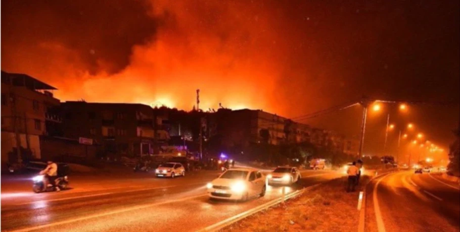 Νέα μεγάλη πυρκαγιά στην Τουρκία - Έκλεισε ο αυτοκινητόδρομος που συνδέει τη Σμύρνη με την Τσεσμέ