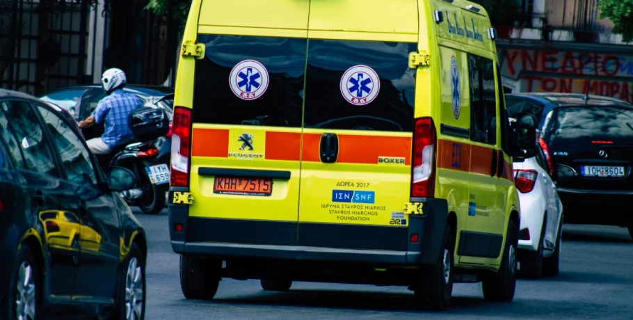 Άνδρας μαχαίρωσε τη μητέρα του, την αδερφή και τον θείο του στα Μέγαρα