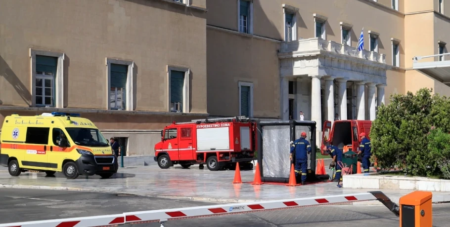 Ύποπτος φάκελος στη Βουλή - Στο σημείο η ΕΜΑΚ, μεγάλη κινητοποίηση των Αρχών