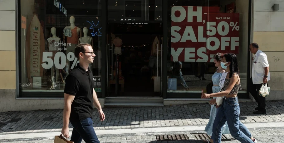 Ξεκινούν σήμερα οι θερινές εκπτώσεις 2025 – Τι πρέπει να προσέξουν οι καταναλωτές