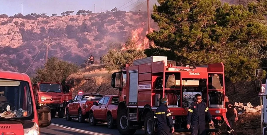 Εκτός ελέγχου η φωτιά στην Ιεράπετρα: Κάηκαν σπίτια, εκκενώθηκαν ξενοδοχεία -Οι φλόγες έφτασαν ως τη θάλασσα