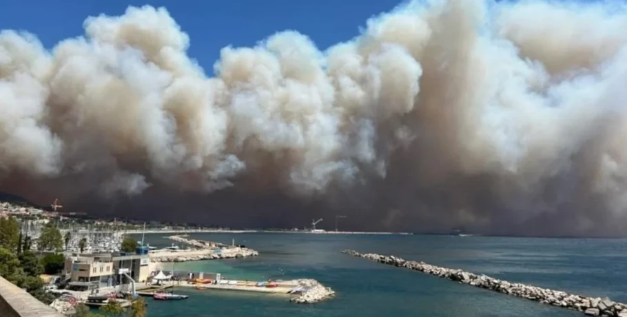 Σκηνές Αποκάλυψης από την πυρκαγιά στη Μασσαλία -Κινείται προς την πόλη, απαγόρευση κυκλοφορίας στους δρόμους