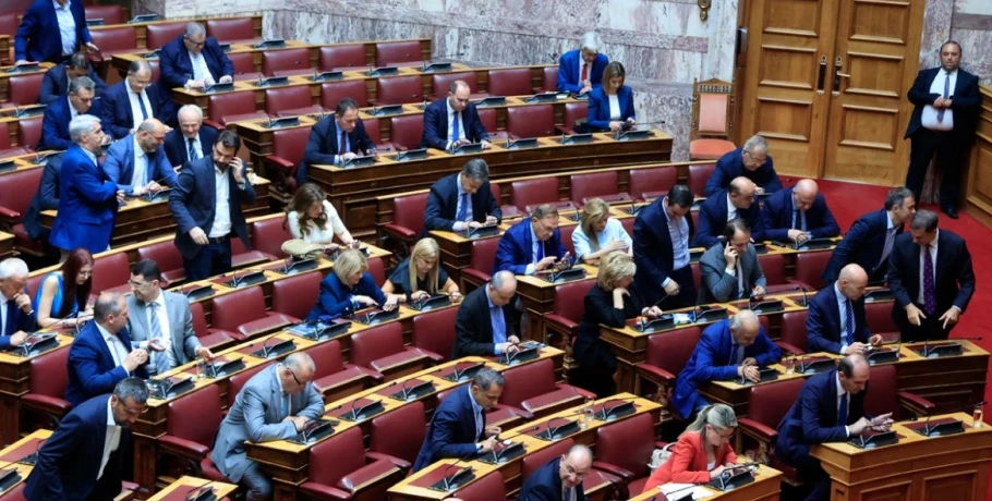 Ψηφίστηκε η τροπολογία για το μεταναστευτικό με 177 «ναι» - Πλεύρης: Τέρμα το παραμύθι με τις μωρομάνες