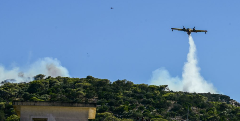 Φωτιά στο Πικέρμι: Κάηκαν σπίτια, 51 πολίτες απεγκλωβίστηκαν – Προς Σπάτα το πύρινο μέτωπο