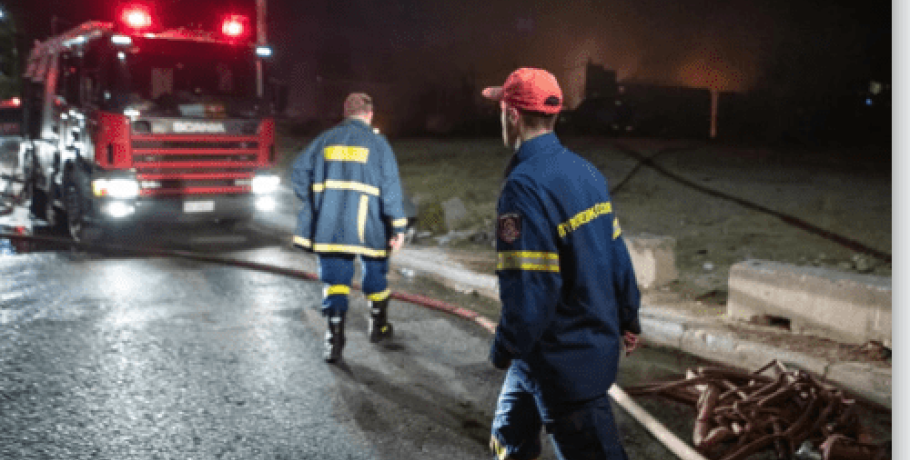 Σίνδος Θεσσαλονίκης: Με βελτιωμένη εικόνα, αλλά καίει ακόμη η φωτιά σε εταιρεία ανακύκλωσης