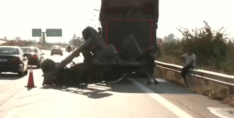 Θεσσαλονίκη: Συρόμενο “ξεκόλλησε” από νταλίκα και έπεσε πάνω σταματημένο ΙΧ μετά τα διόδια Μαλγάρων