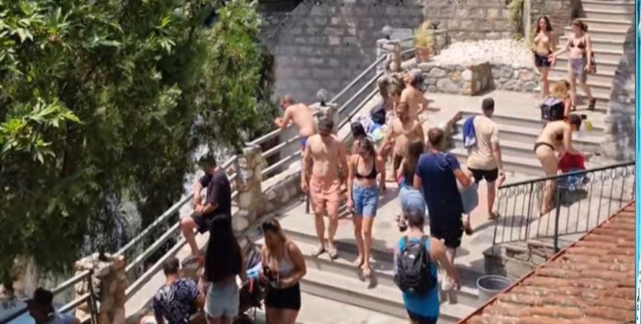Παρασκευή μεσημέρι και η Λουτρόπολη «βουλιάζει» από νέους – Ένα μαγευτικό τριήμερο στο Φεστιβάλ Πόζαρ