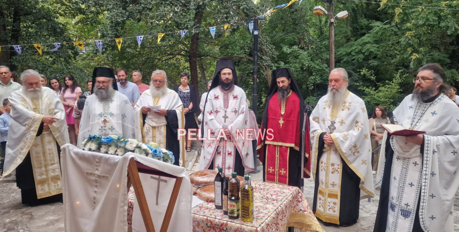Λάμπρος Εσπερινός για την Μεταμόρφωση του Σωτήρος στην Έδεσσα – Μια κατανυκτική τελετή στο εκκλησάκι της Γαβαλιώτισσας