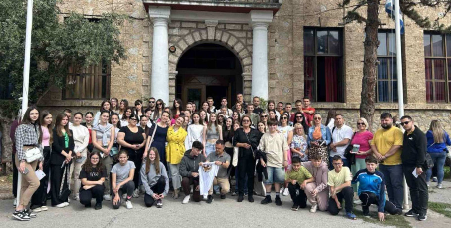 Επίσκεψη Καλλιτεχνικού και Πολιτιστικού Συλλόγου Μαυροβουνίου στον Δήμαρχο Νάουσας