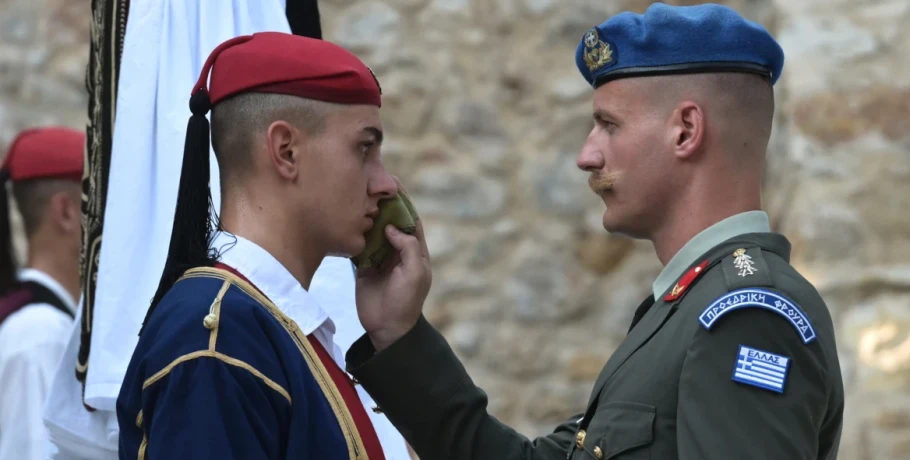 Ακίνητοι εν μέσω καύσωνα στο Προεδρικό Μέγαρο οι Εύζωνες - Τους σκούπιζαν τον ιδρώτα