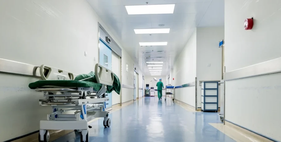 «Παρακάλεσέ με, γιατί δεν θα σε χειρουργήσω»: Η περιγραφή-σοκ του ασθενούς που κατήγγειλε γιατρό για φακελάκι