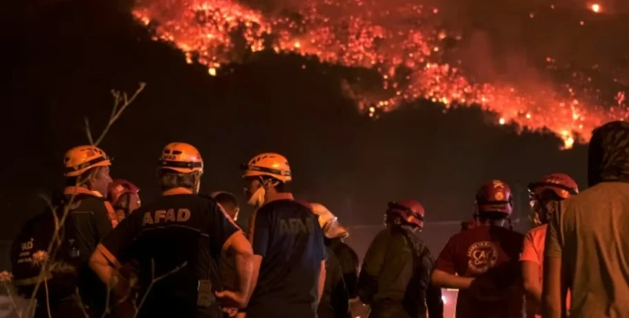 Τεράστιες φωτιές στην Τουρκία - 3.500 άτομα απομακρύνθηκαν από τα σπίτια τους στην 4η μεγαλύτερη πόλη