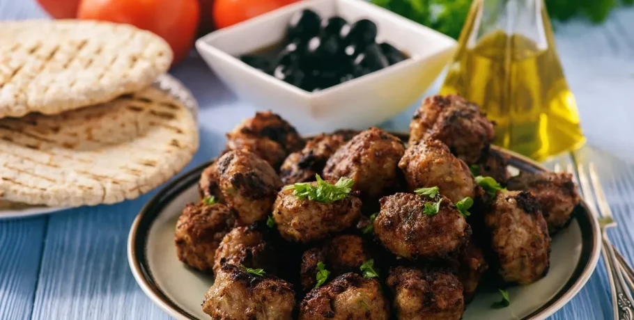 Πώς να φτιάξουμε τους τέλειους αφράτους και τραγανούς κεφτέδες