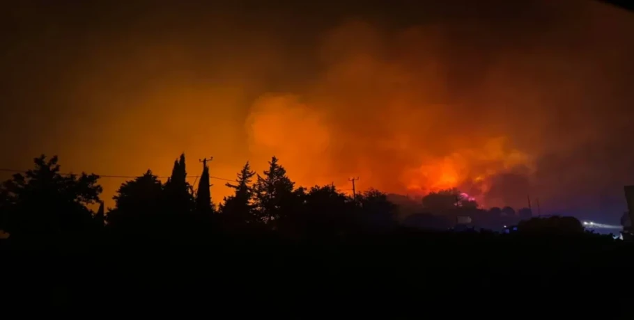 Πύρινη κόλαση στην Κύπρο -Δύο νεκροί στη Λεμεσό, κάηκαν σπίτια -Συνεχείς εκκενώσεις