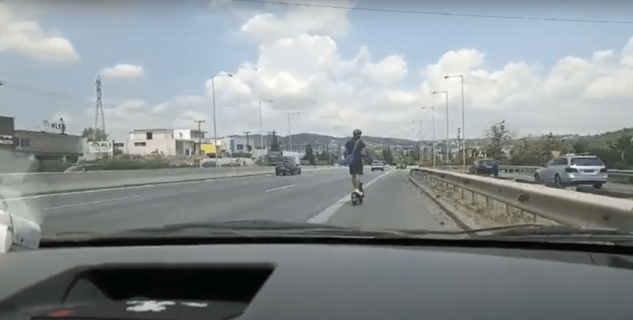 Απίστευτο! Με πατίνι και τέρμα τα γκάζια στην εθνική οδό (video)