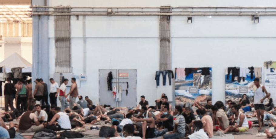 Δεν έχουν τέλος οι τσακωμοί παράνομων μεταναστών στο κέντρο της Αθήνας (βίντεο)