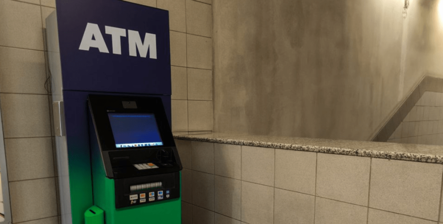 Χρεώσεις στα ΑΤΜ: Επίθεση ΣΥΡΙΖΑ κατά κυβέρνησης – «Μεγάλη ντροπή»