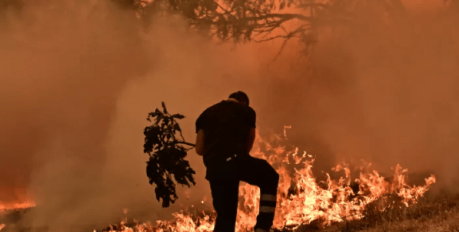 Σε πύρινο κλοιό η χώρα: Κάηκαν σπίτια σε Αττική, Μεσσηνία - Καταστροφή σε Εύβοια, Κύθηρα