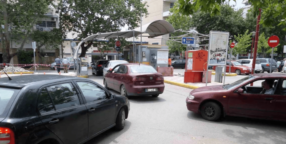 Καλαμάτα: Καταγγελίες για ζημιές από Ρομά σε οχήματα στο πάρκινγκ του Νέδοντα