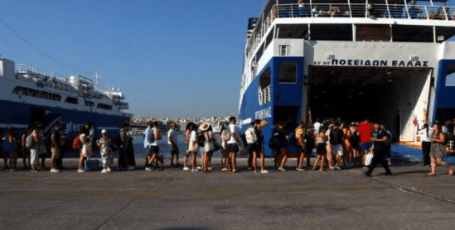 Κάρπαθος: Αναστάτωση επικράτησε στο λιμάνι - Επιβάτης έπεσε στη θάλασσα κατά τον κατάπλου πλοίου