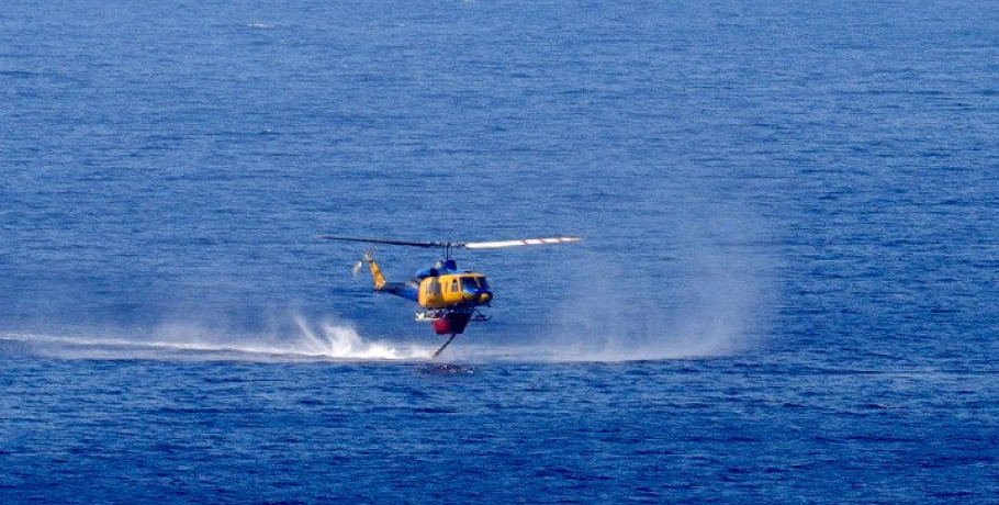 Αναγκαστική προσθαλάσσωση πυροσβεστικού ελικοπτέρου στα ανοιχτά του λιμανιού της Ελευσίνας - Σώα τα μέλη του πληρώματος
