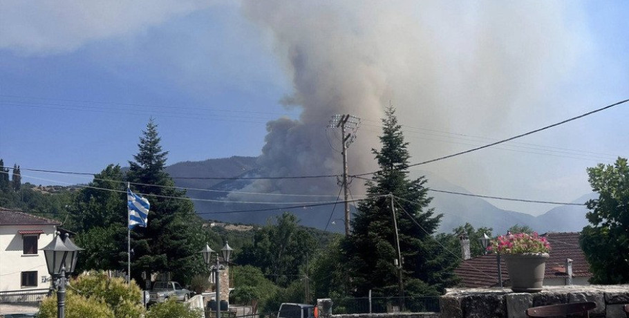 Αναζωπύρωση της φωτιάς στο Μαυροβούνι Φενεού, μήνυμα 112 για εκκένωση σε τρεις οικισμούς - 340 πυροσβέστες και 21 εναέρια στο σημείο