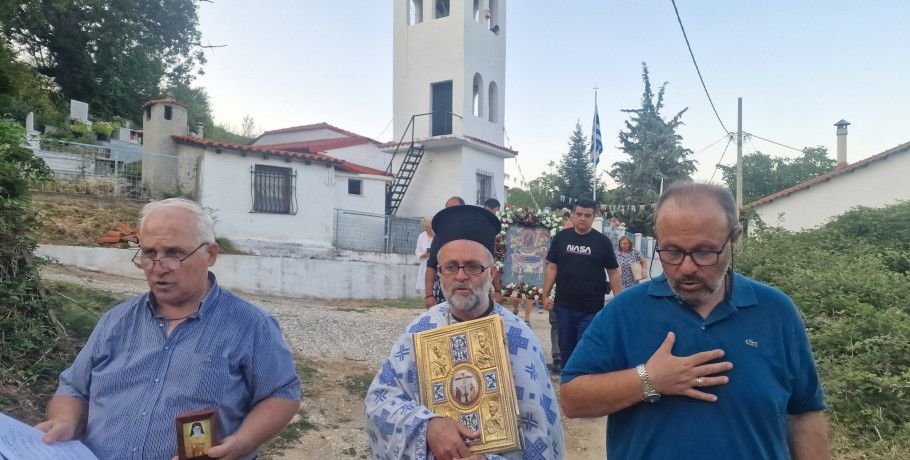 Οι Έλληνες γιορτάζουν την Παναγία