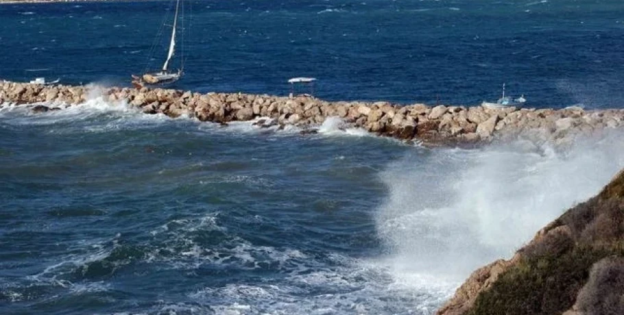 Καιρός: Επιμένουν οι ισχυροί άνεμοι – Πού θα έχει 7 μποφόρ