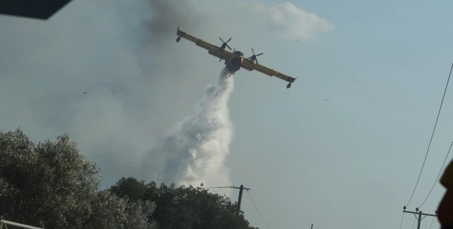 Πύρινη κόλαση στην Ανατολική Αττική: Συνεχίζεται η μάχη με τις φλόγες - Ξεκίνησαν οι εναέριες ρίψεις, κάηκαν σπίτια, ήχησε τα ξημερώματα το 112