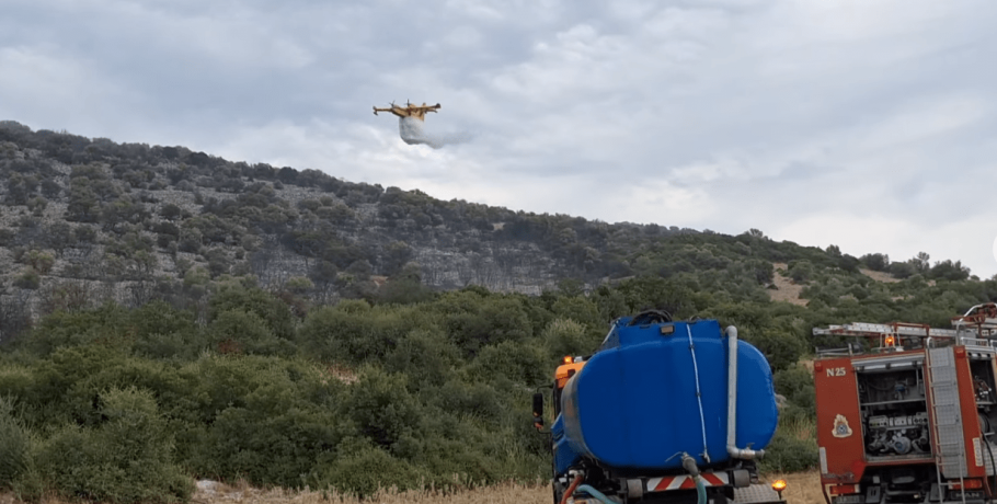 Φωτιά στην Αραβησσό: Μάχη με τις φλόγες σε πετρώδες και δύσβατο βουνό