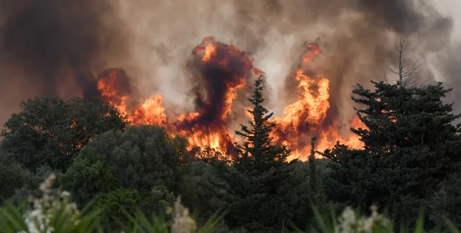 Σε πύρινο κλοιό η χώρα με 106 ενεργά μέτωπα – Έκκληση συνδρομής του Ευρωπαϊκού Μηχανισμού Πολιτικής Προστασίας