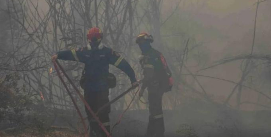 Φωτιά στην Πάτρα: Σε ύφεση η αναζωπύρωση στην περιοχή του Μπάλα