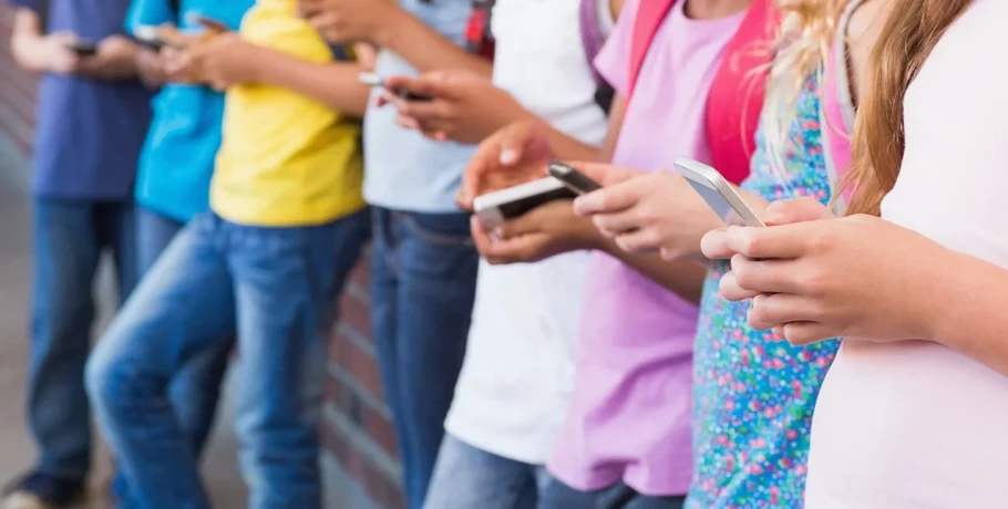 Πώς τα smartphones γίνονται εφιάλτης για την ψυχική υγεία των παιδιών