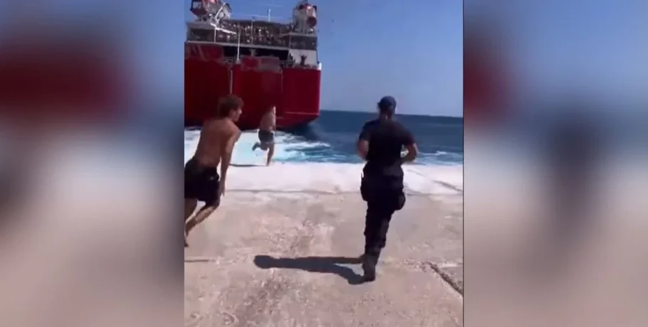 Λιμενικοί κυνηγούν «απονεριστές» στη Σίκινο που πέφτουν στη θάλασσα την ώρα που φεύγει το πλοίο