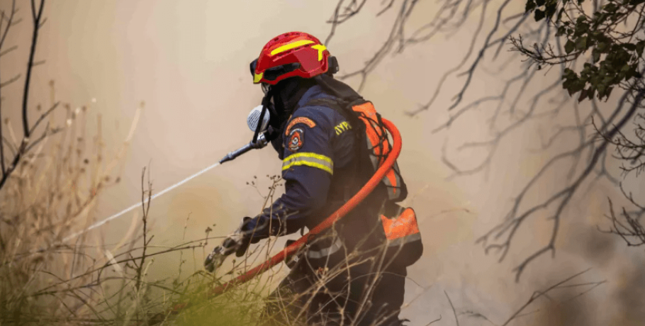 Αυξήθηκαν σε 85 τα περιστατικά επέμβασης του ΕΚΑΒ εν μέσω πυρκαγιών