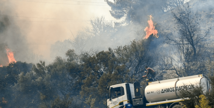 Τιτάνια μάχη της Πυροσβεστικής στα πύρινα μέτωπα – Νέο 112 για εκκένωση προαστίων της Πάτρας