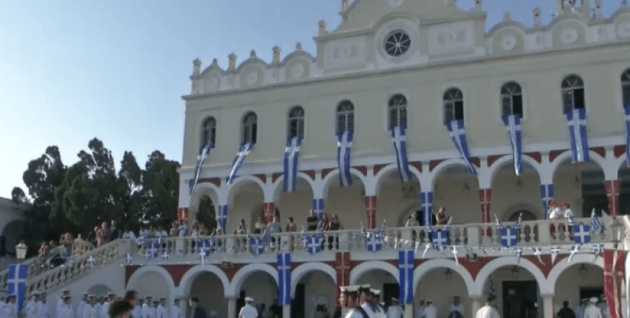 Παραμονή της Κοιμήσεως της Θεοτόκου – Χιλιάδες προσκυνητές στο νησί της Παναγίας