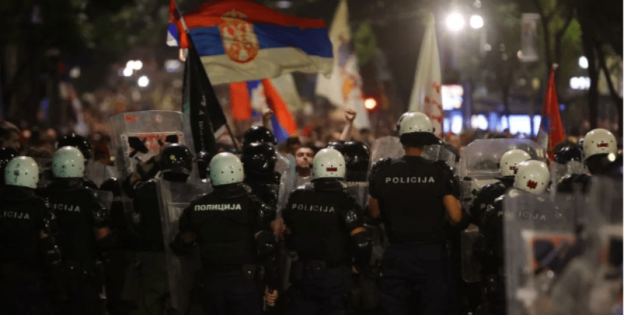 Σερβία: Συγκρούσεις διαδηλωτών με φιλοκυβερνητικούς – Δεκάδες τραυματίες