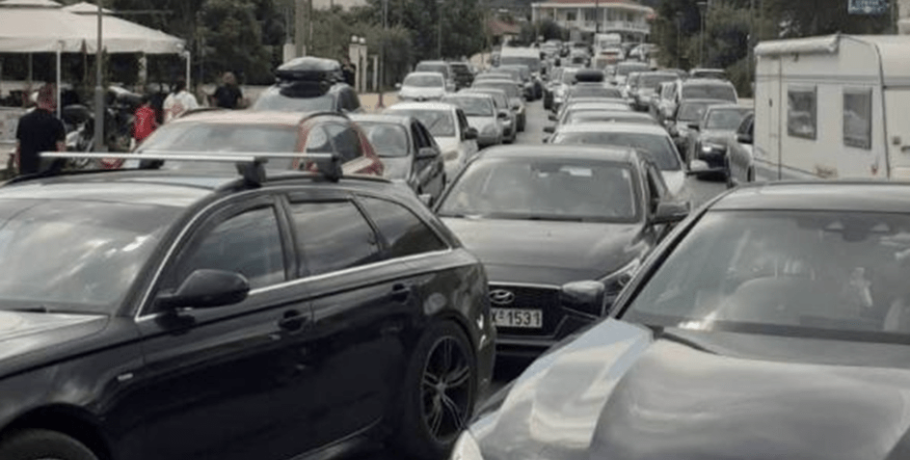 Κυκλοφοριακό κομφούζιο στο λιμάνι της Θάσου από εκδρομείς του Δεκαπενταύγουστου