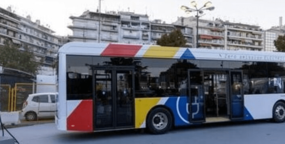 Θεσσαλονίκη: Έσπασε προστατευτικό τζάμι αστικού λεωφορείου στα ΚΤΕΛ – Με εκδορές δυο άτομα