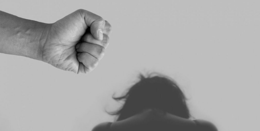 Για απόπειρα ανθρωποκτονίας κατηγορείται ο 33χρονος που ξυλοκόπησε την πρώην σύντροφό του στη Χίο