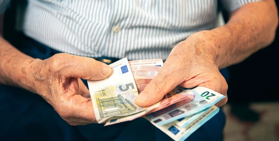 Τι θα κάνει η κυβέρνηση με τους συνταξιούχους: Αύξηση του  επιδόματος ή κατάργηση της προσωπικής διαφοράς;