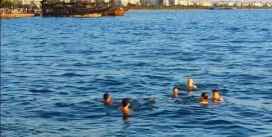 Θεσσαλονίκη: Παρέα νεαρών βούτηξε στον Θερμαϊκό και άφησε άφωνους τους περαστικούς