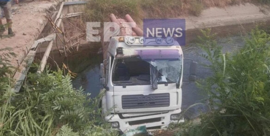 Σέρρες: Βυτιοφόρο έπεσε σε αρδευτικό κανάλι στην εθνική οδό προς Νιγρίτα - Πυροσβέστες απεγκλώβισαν τον οδηγό