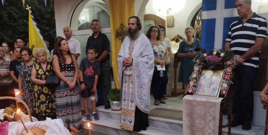 Εσπερινός και αρτοκλασία στην Αγάθη για την Ύψωση του Τιμίου Σταυρού