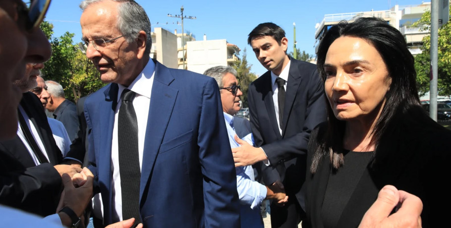 Μνημόσυνο για τη Λένα Σαμαρά - Πλήθος κόσμου στο Α’ Νεκροταφείο