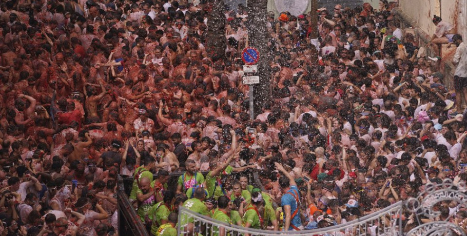 La Tomatina: Τρελός πόλεμος ντομάτας στην Ισπανία - 22.000 άτομα, 120.000 κιλά ντομάτες