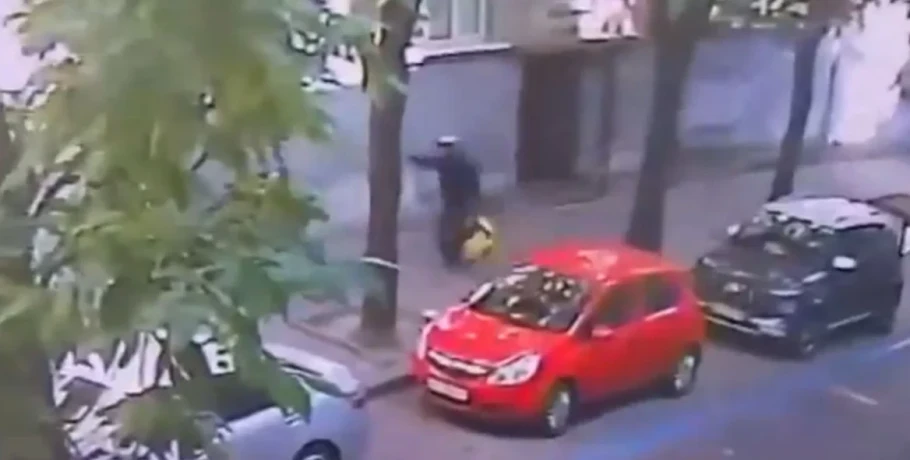 Η στιγμή της δολοφονίας του πρώην προέδρου του ουκρανικού κοινοβουλίου από δήθεν ντελιβερά στο Λβιβ