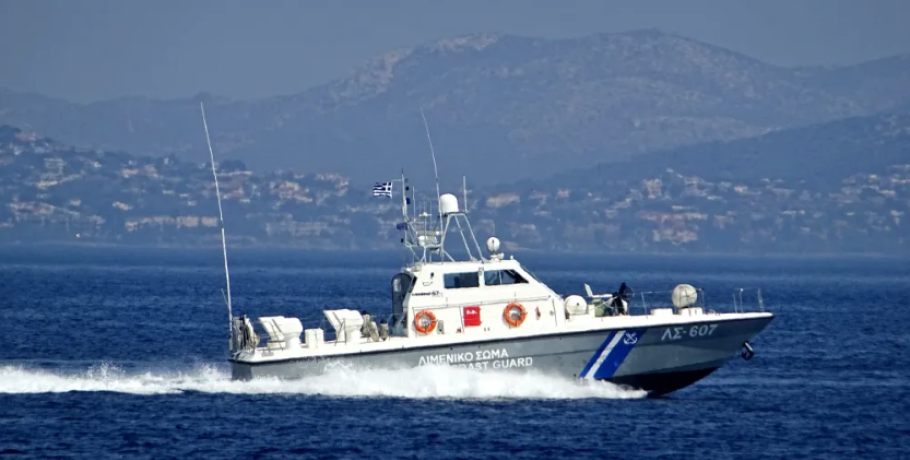 Κρατούμενος το έσκασε από πλοίο - Βούτηξε στη θάλασσα και το λιμενικό τον ψάχνει
